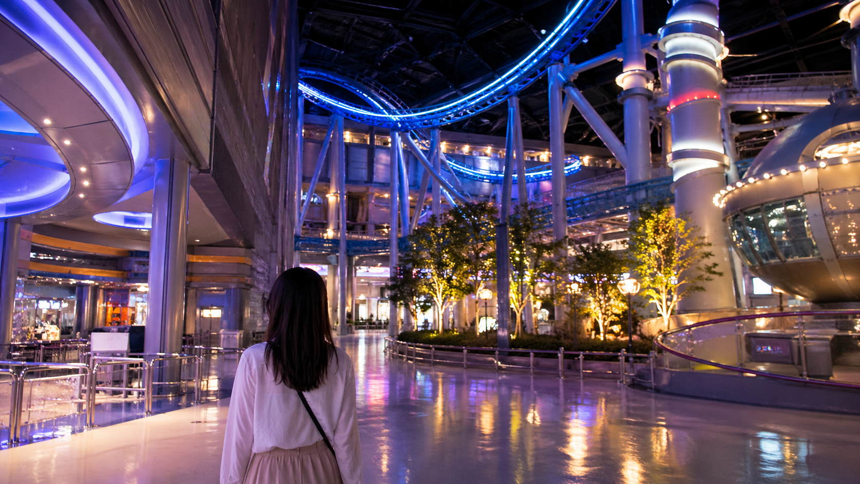 1人で東京ジョイポリスを楽しむ屋内テーマパークのイメージ