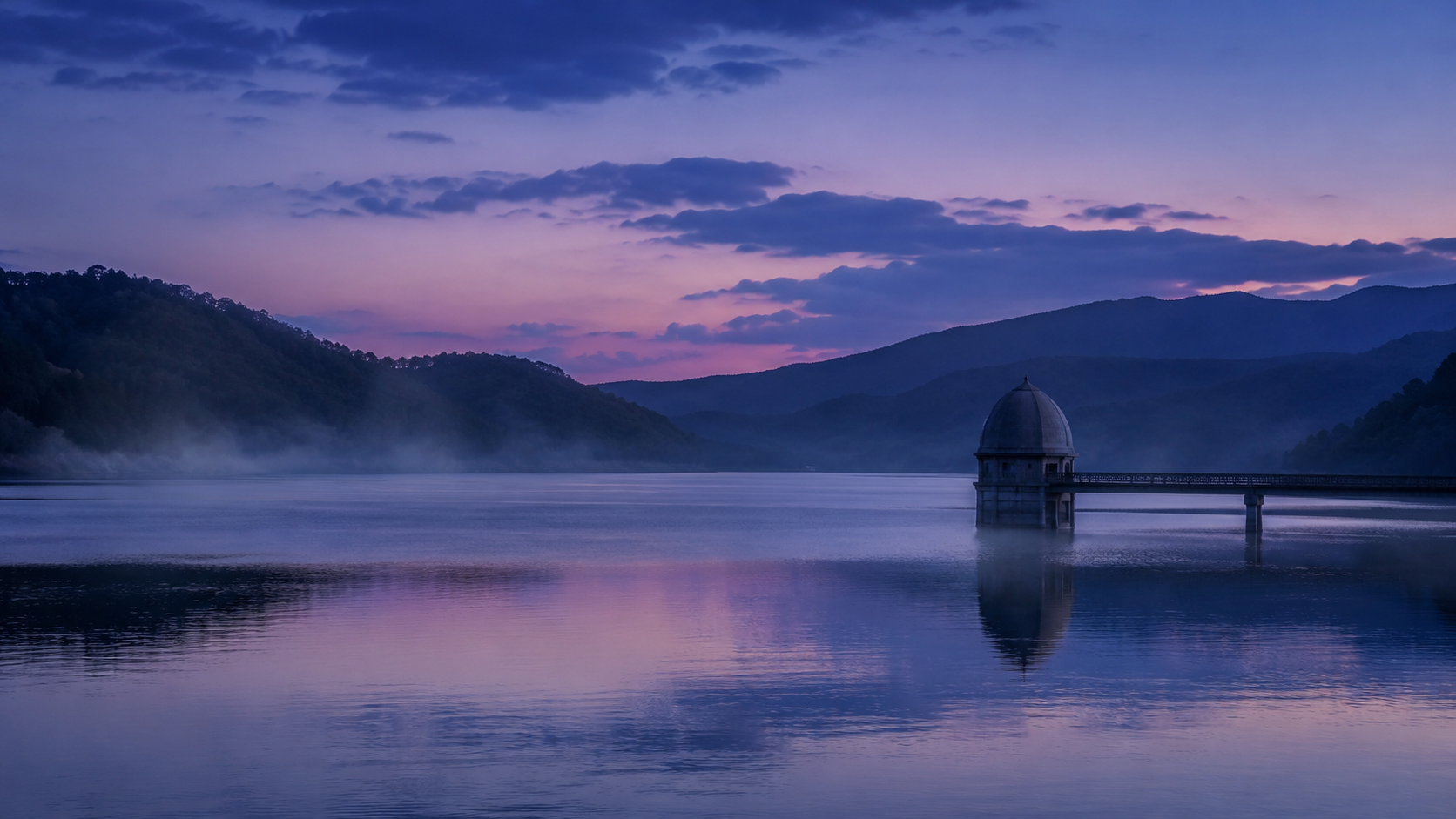 多摩湖の心霊の噂と湖畔の静かな風景